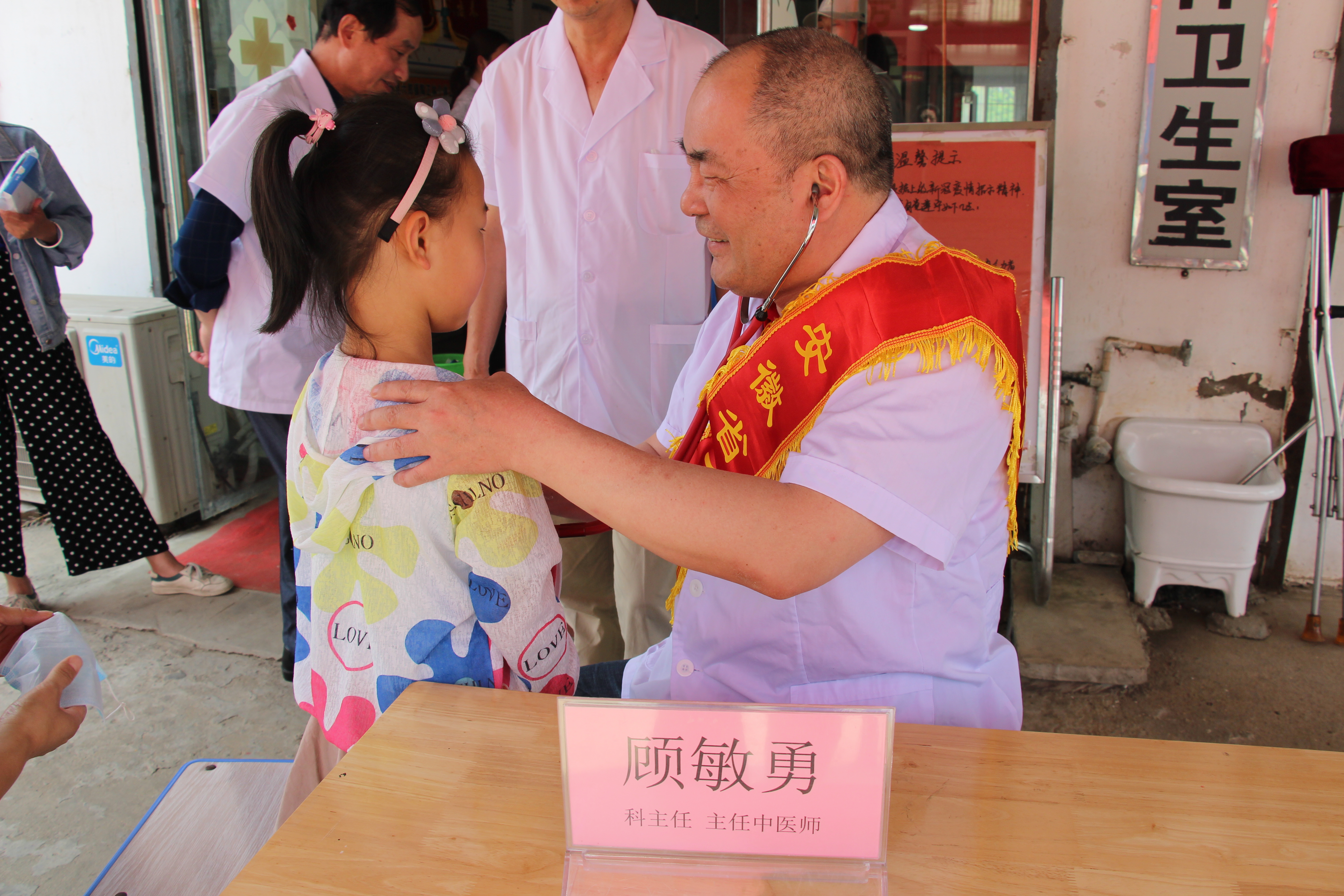 迎六一，“勞模進(jìn)社區(qū)，義診送健康” --------蕪湖市中醫(yī)院兒科送醫(yī)送藥下鄉(xiāng)義診活動(dòng)(圖4)