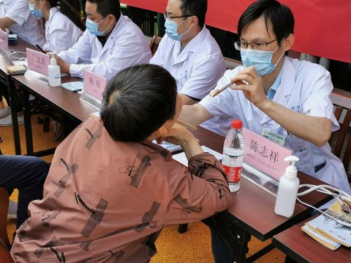 我院聯(lián)合沐春園社區(qū)舉辦第33個世界無煙日大型健康義診活動(圖2)