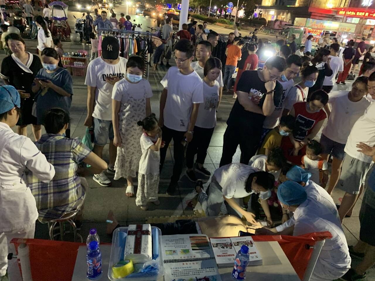 “白衣天使”擺地?cái)?？——蕪湖市中醫(yī)醫(yī)院急救護(hù)理?？菩〗M走進(jìn)“夜市”科普急救知識(shí)(圖6)