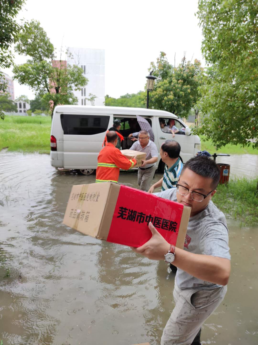 風(fēng)雨同舟  健康護(hù)航——市中醫(yī)院慰問抗洪搶險(xiǎn)官兵(圖2)