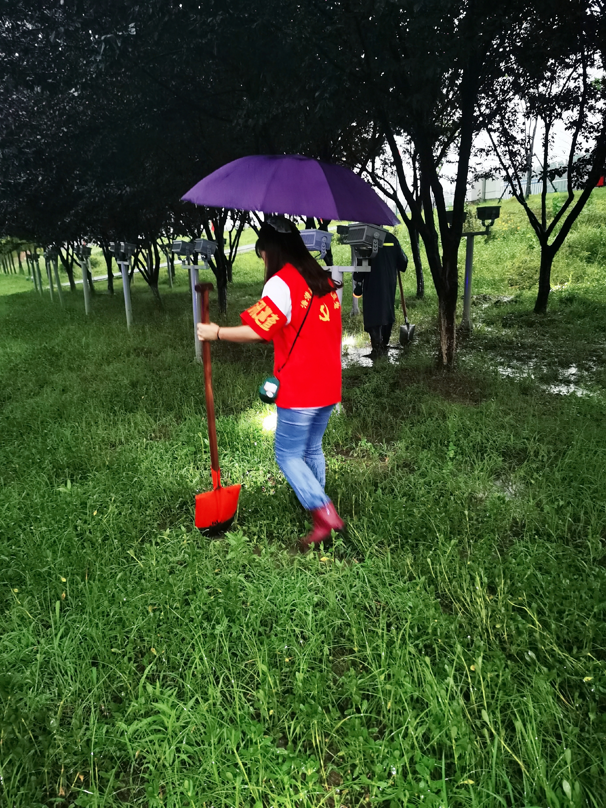 黨旗下防汛抗洪巾幗力量在行動(圖1)