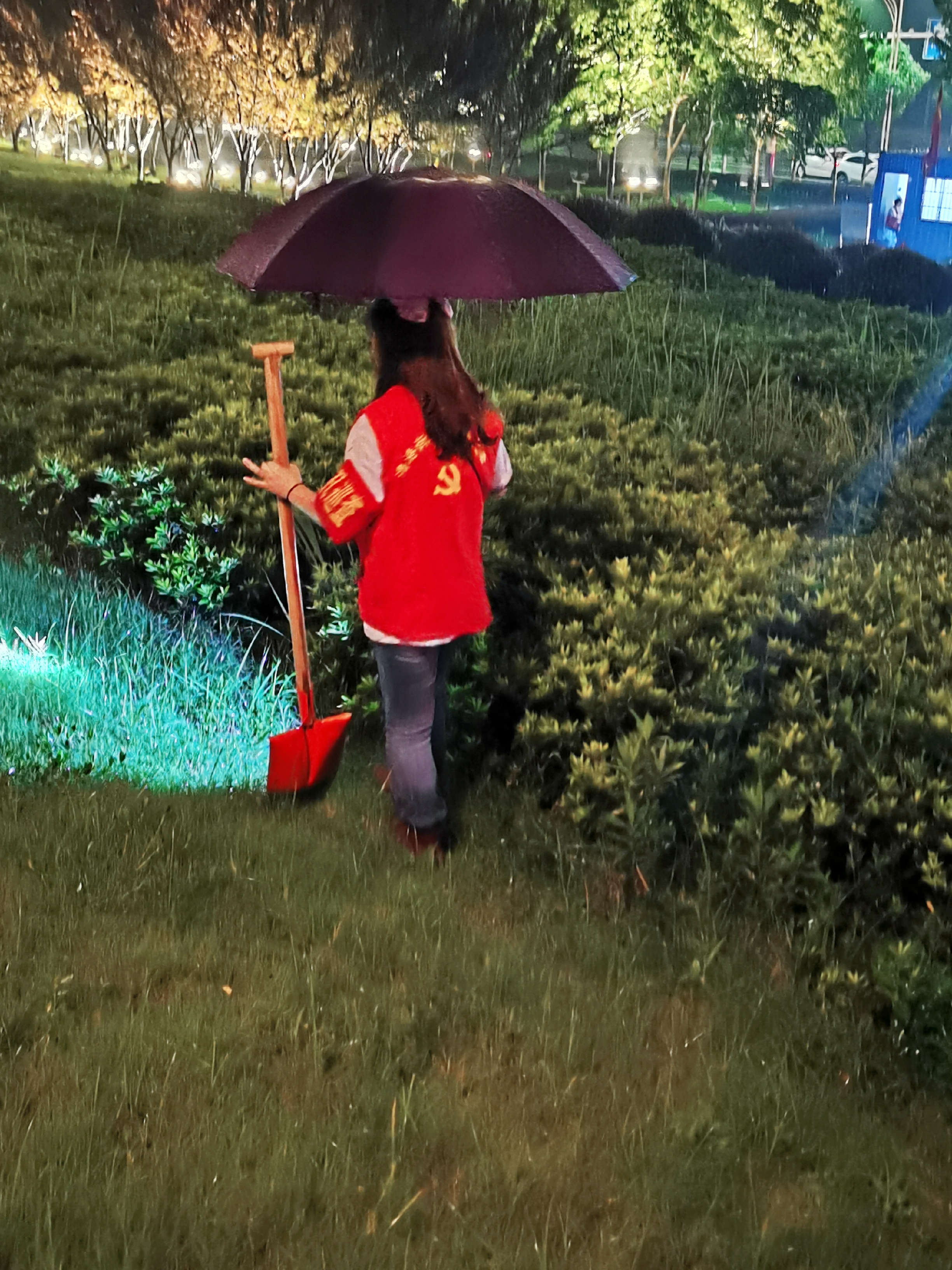 黨旗下防汛抗洪巾幗力量在行動(圖2)
