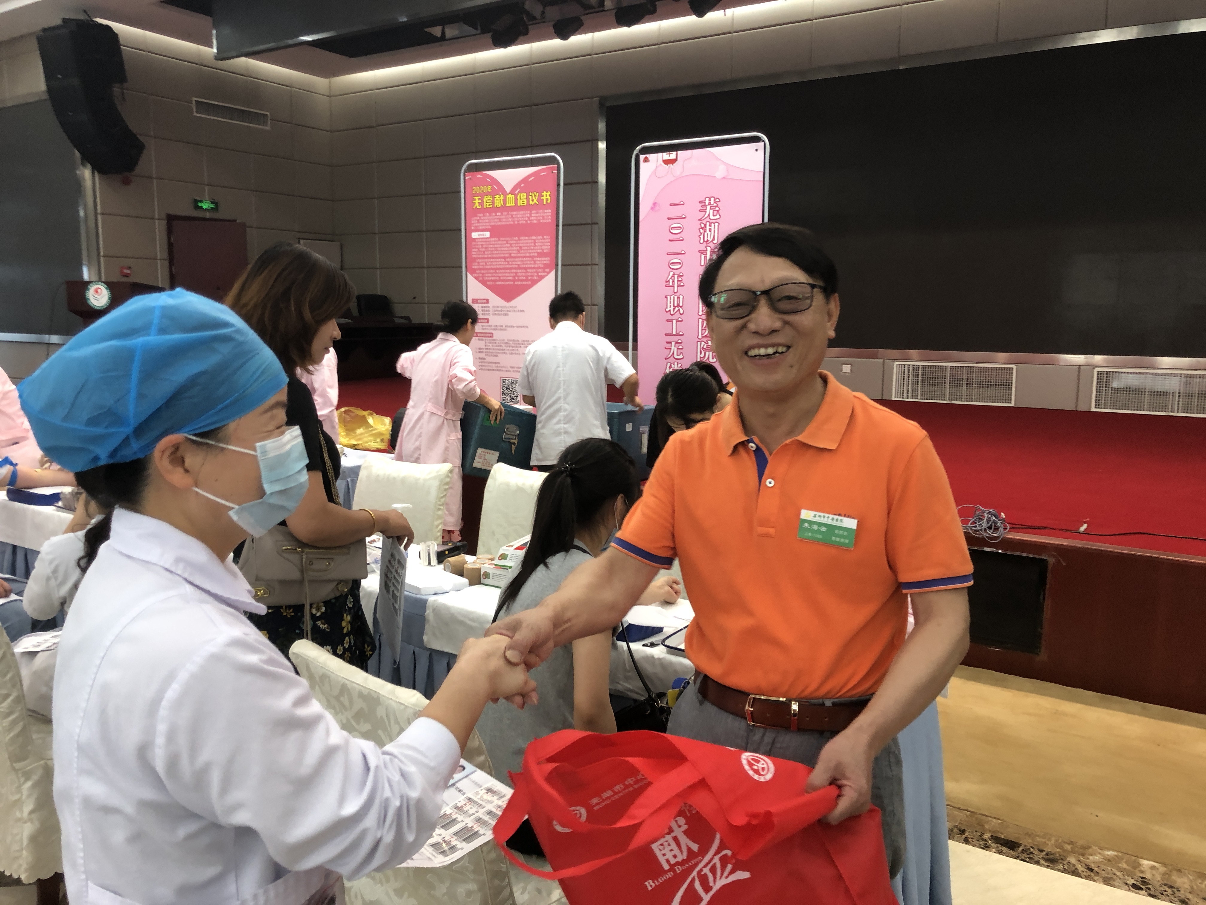 我院職工積極參加無償獻(xiàn)血公益活動(圖6)