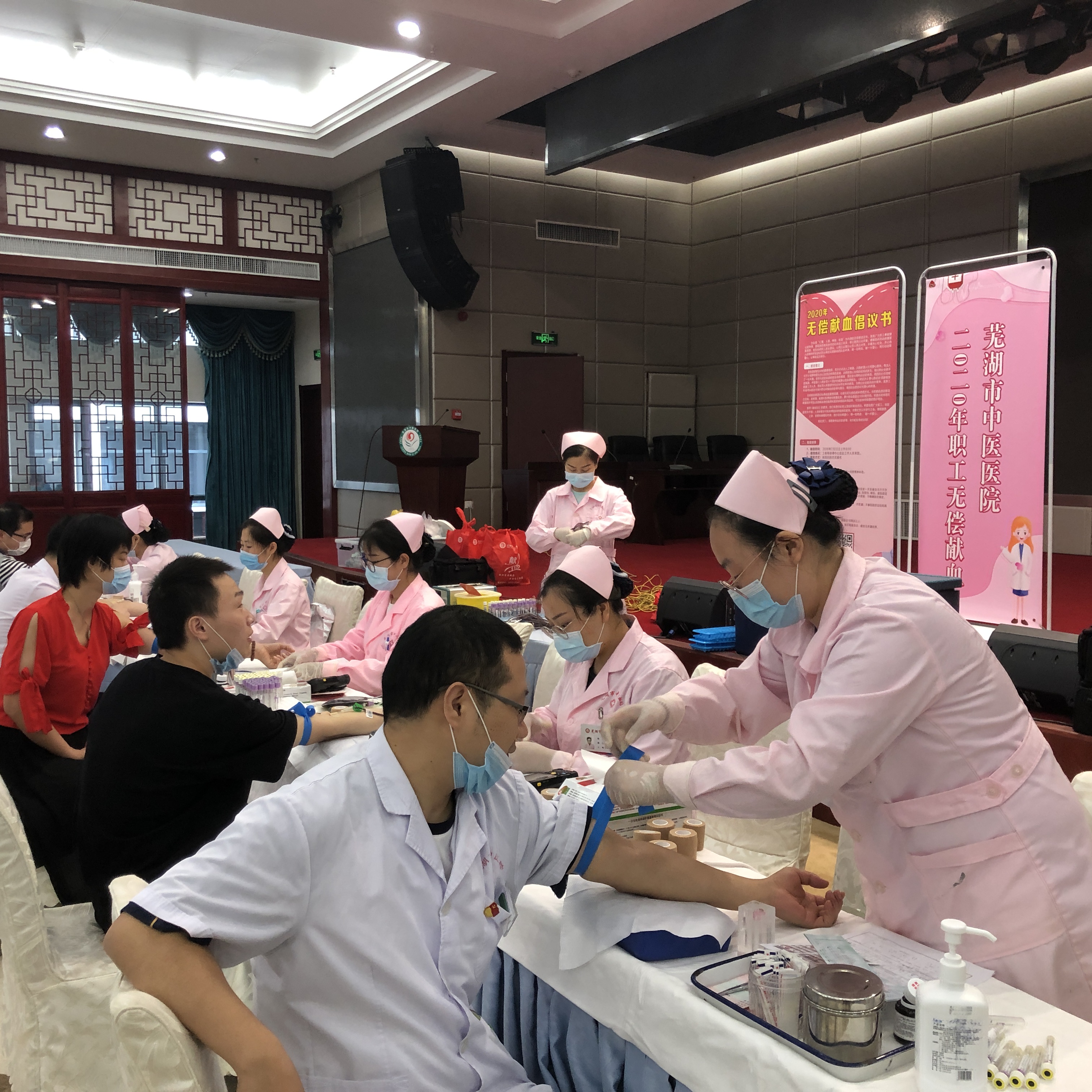我院職工積極參加無償獻(xiàn)血公益活動(圖1)