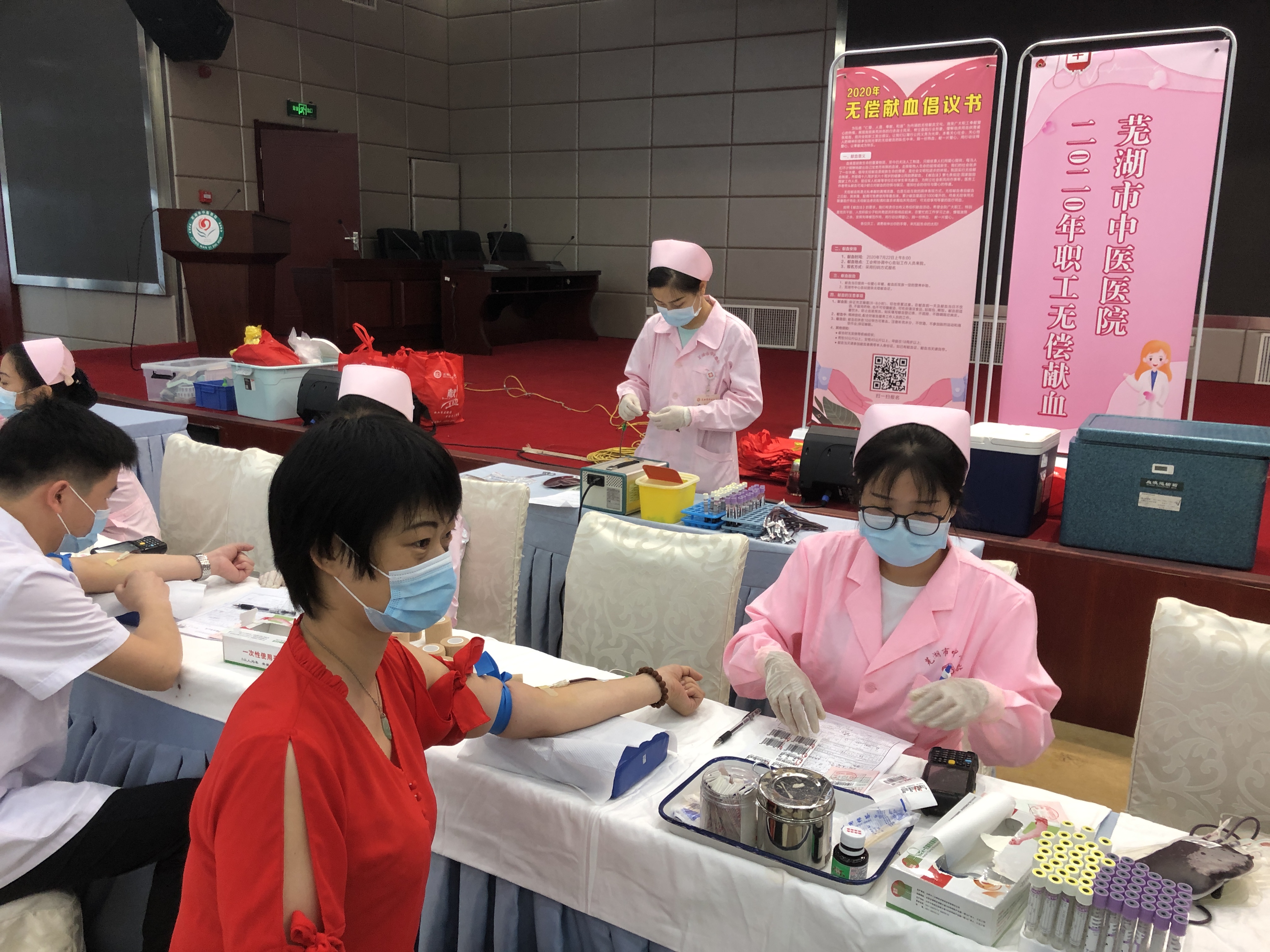 我院職工積極參加無償獻(xiàn)血公益活動(圖2)