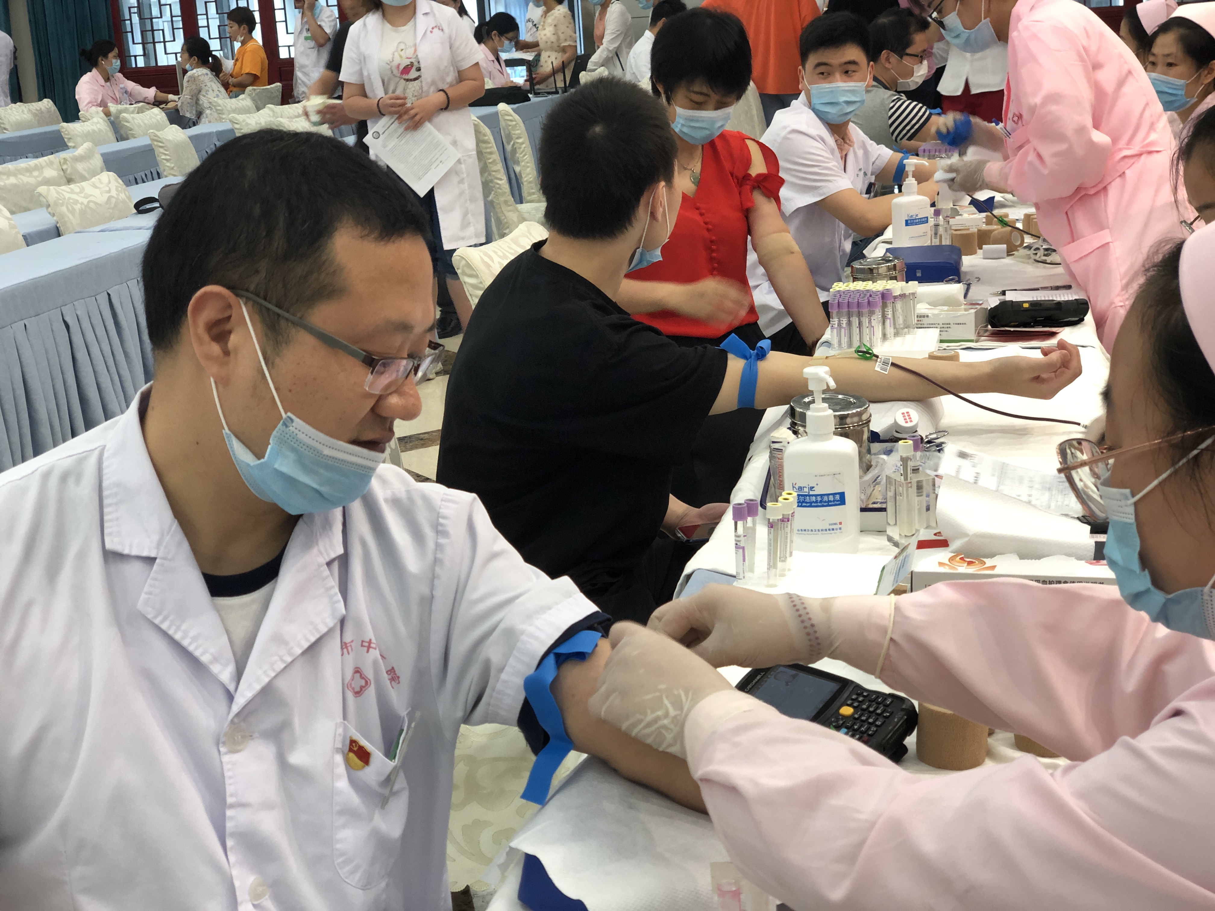 我院職工積極參加無償獻(xiàn)血公益活動(圖3)