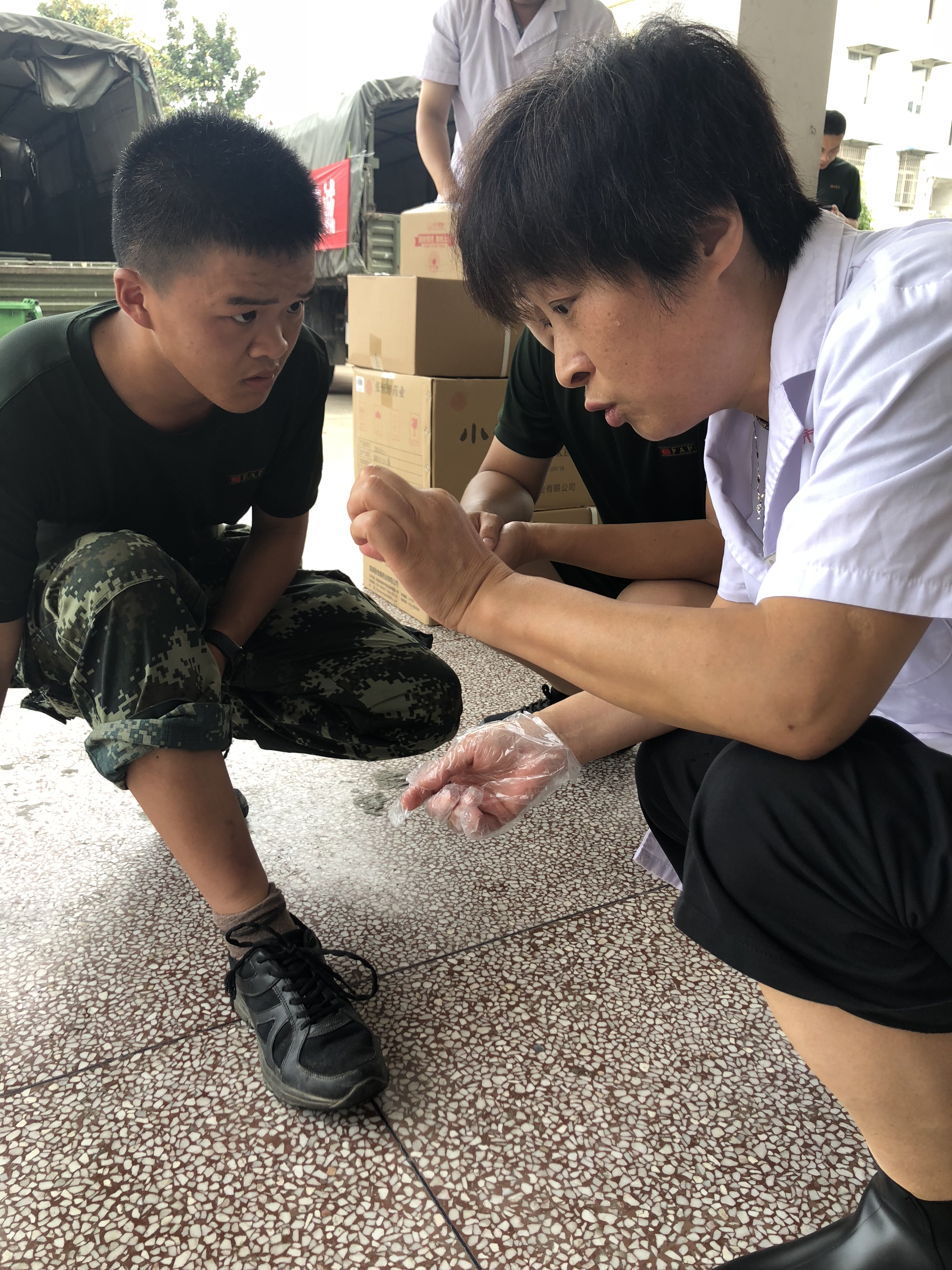 風雨映初心  巾幗顯擔當——蕪湖市中醫(yī)醫(yī)院皮膚科齊做抗洪防汛一線最美“巾幗紅”(圖3)