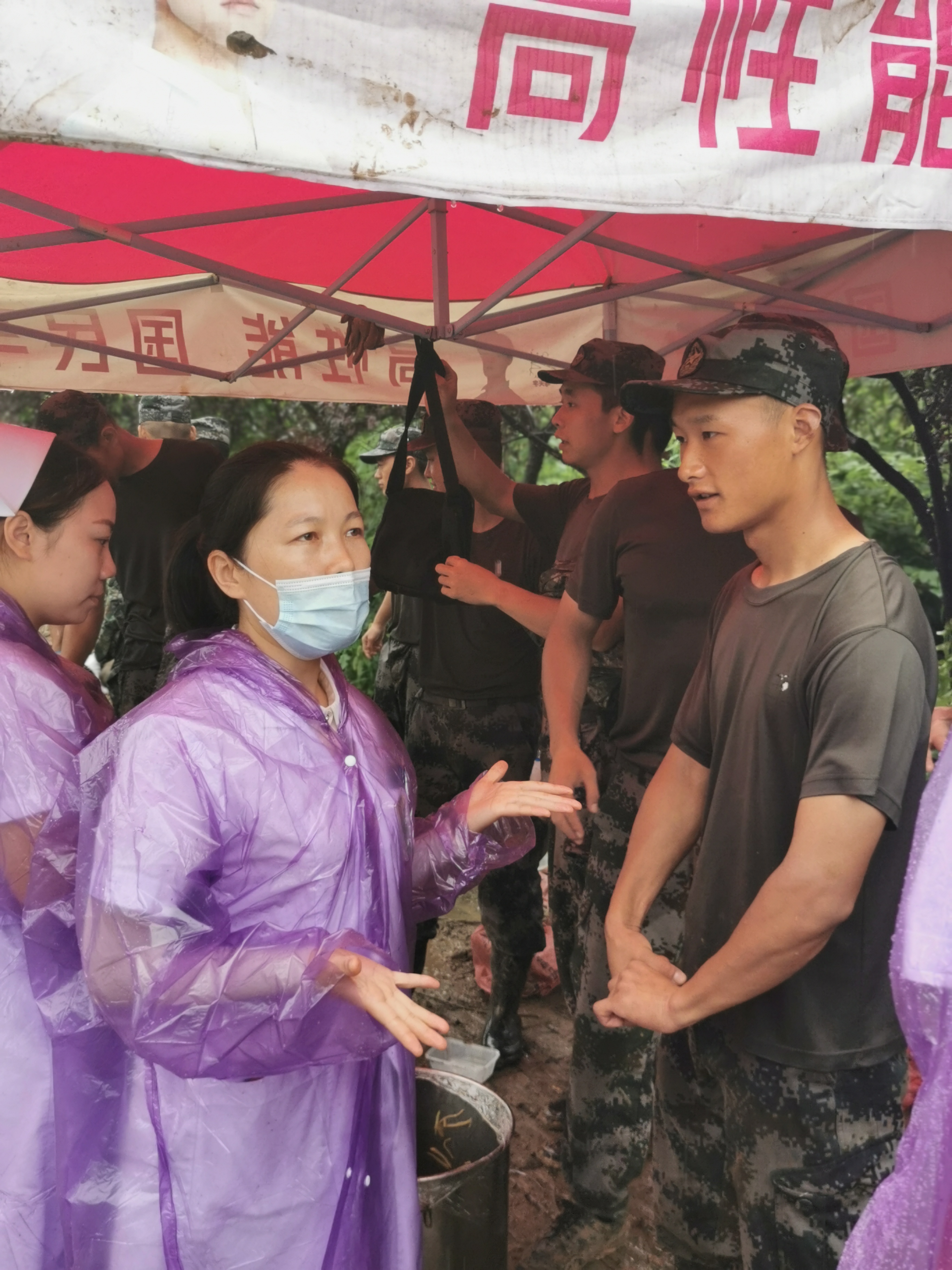 風雨映初心  巾幗顯擔當——蕪湖市中醫(yī)醫(yī)院皮膚科齊做抗洪防汛一線最美“巾幗紅”(圖7)