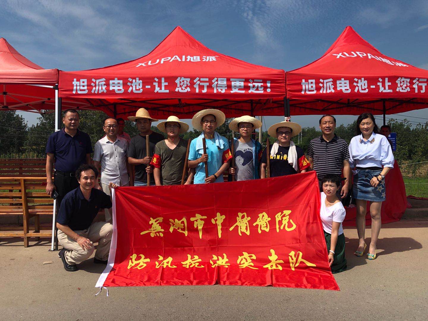 院領(lǐng)導(dǎo)帶隊(duì)慰問防汛突擊隊(duì)員(圖1)