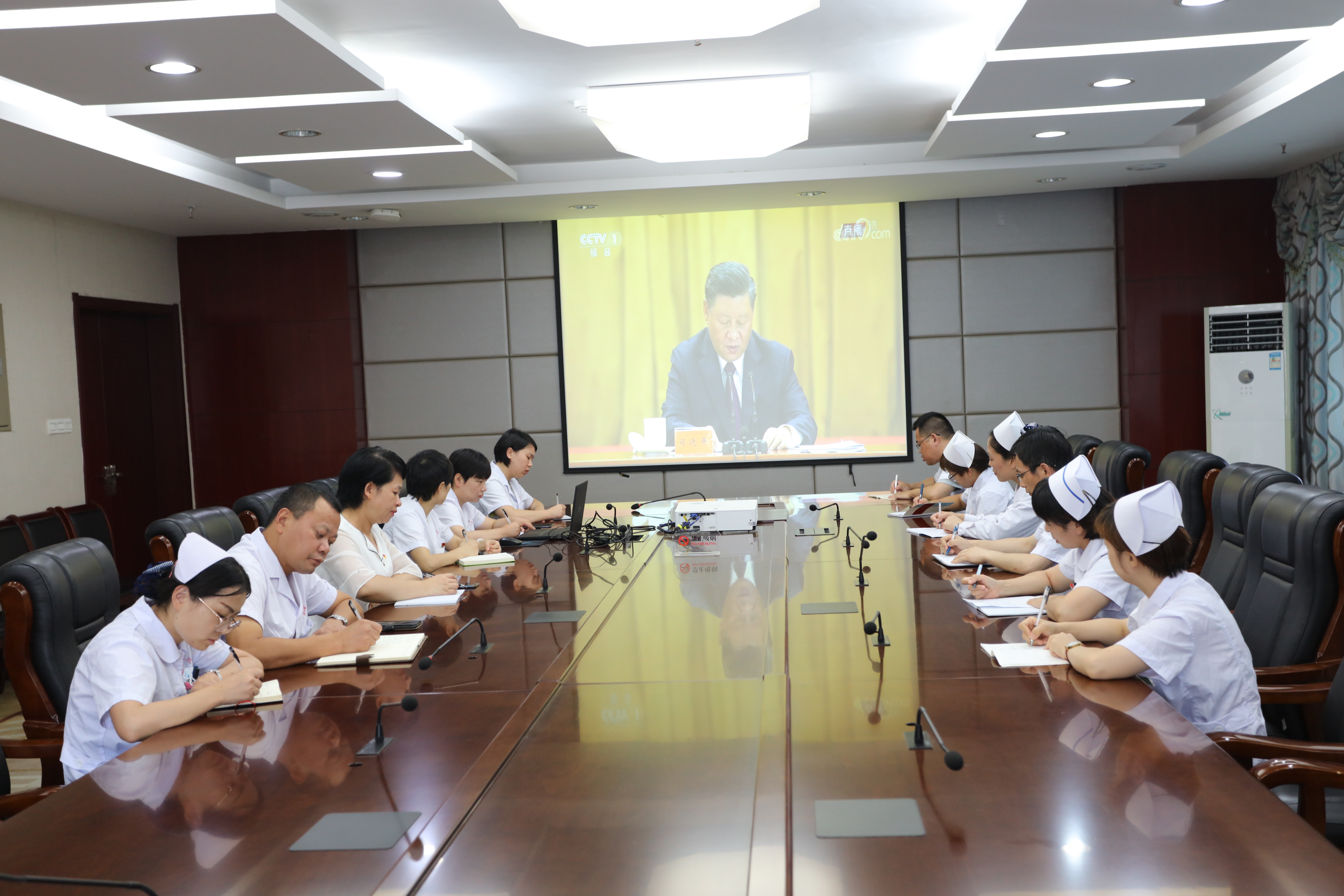 院黨委組織援鄂隊員、黨員代表收看全國抗擊新冠肺炎疫情表彰大會(圖1)