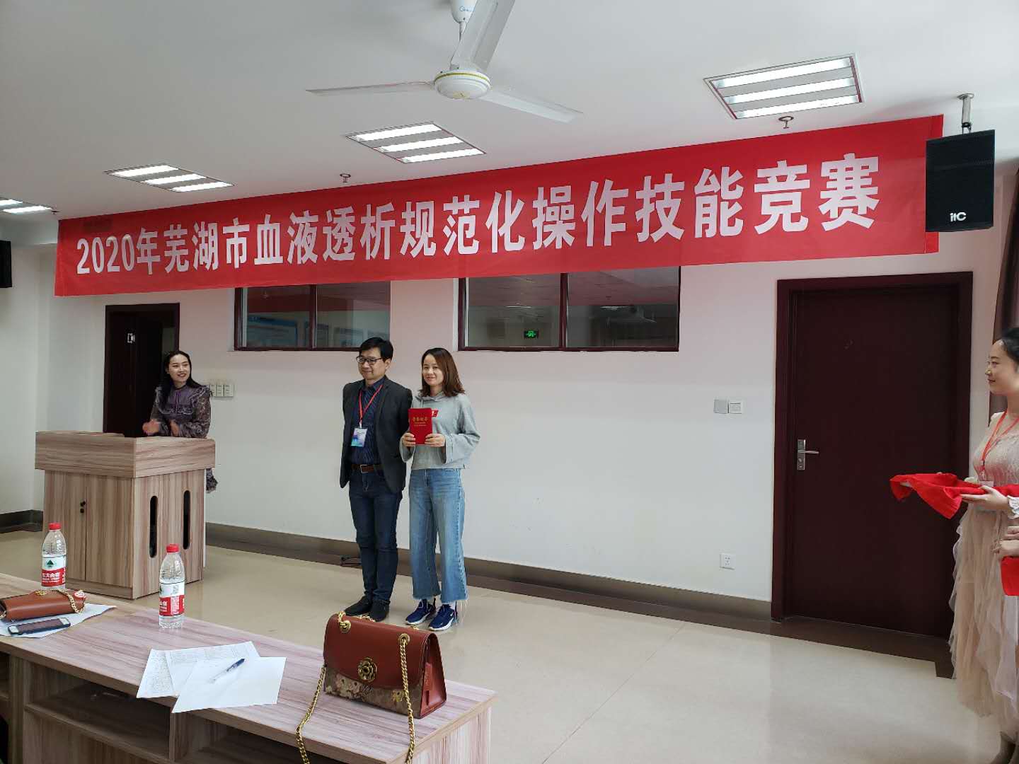 血液凈化中心護士陳燕在蕪湖市2020年血液透析規(guī)范化操作技能競賽中榮獲一等獎(圖2)