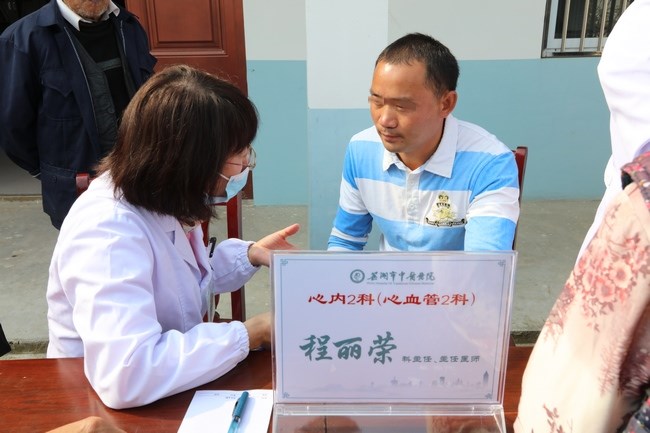精準(zhǔn)扶貧 健康為民——市財政局、市中醫(yī)院聯(lián)合舉辦“送醫(yī)療下鄉(xiāng)”活動(圖4)