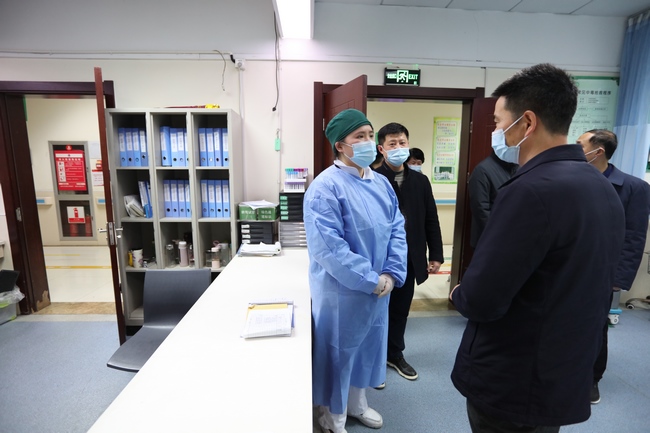 市衛(wèi)健委副主任王少華一行來(lái)我院慰問(wèn)春節(jié)期間堅(jiān)守崗位及留蕪過(guò)年醫(yī)務(wù)工作者(圖2)