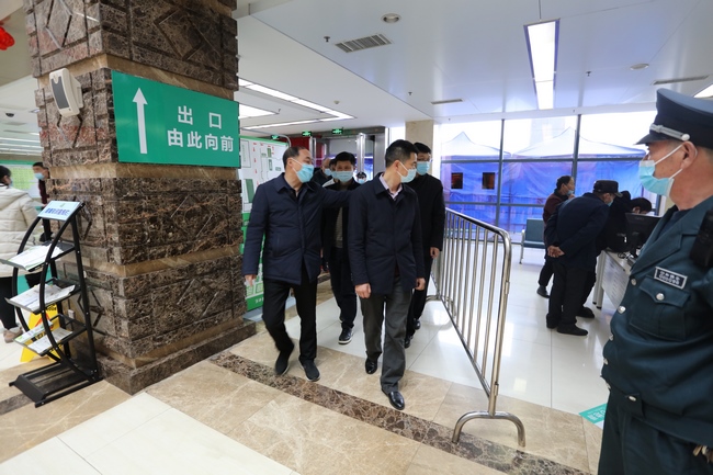 市衛(wèi)健委副主任王少華一行來(lái)我院慰問(wèn)春節(jié)期間堅(jiān)守崗位及留蕪過(guò)年醫(yī)務(wù)工作者(圖3)