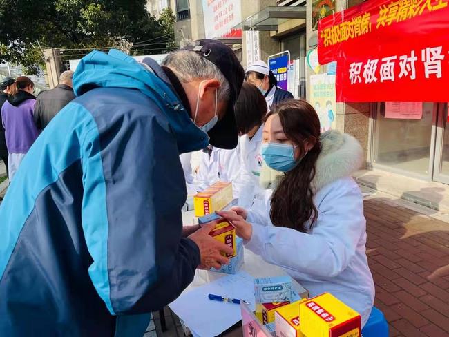 積極面對(duì)腎病 共享精彩人生——我院腎病科、內(nèi)科六支部走進(jìn)中南街道開展第十六個(gè)世界腎臟病日健康義診(圖6)