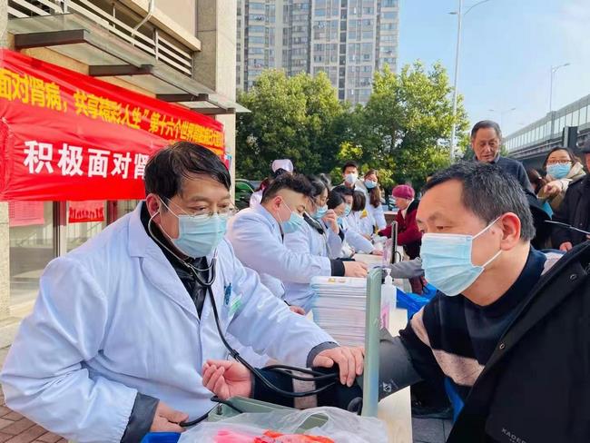 積極面對(duì)腎病 共享精彩人生——我院腎病科、內(nèi)科六支部走進(jìn)中南街道開展第十六個(gè)世界腎臟病日健康義診(圖1)