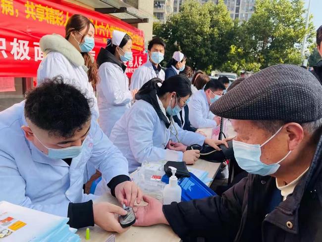 積極面對(duì)腎病 共享精彩人生——我院腎病科、內(nèi)科六支部走進(jìn)中南街道開展第十六個(gè)世界腎臟病日健康義診(圖2)