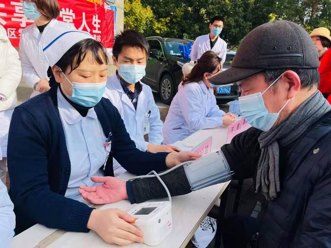 積極面對(duì)腎病 共享精彩人生——我院腎病科、內(nèi)科六支部走進(jìn)中南街道開展第十六個(gè)世界腎臟病日健康義診(圖3)
