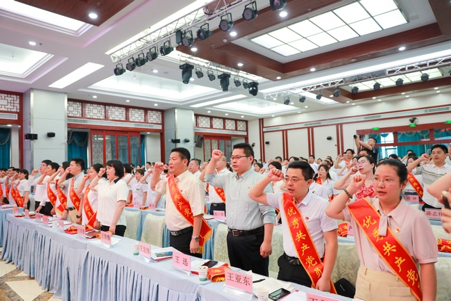 蕪湖市中醫(yī)醫(yī)院召開(kāi)慶祝中國(guó)共產(chǎn)黨成立100周年暨“兩優(yōu)一先”表彰大會(huì)(圖32)