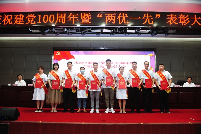 蕪湖市中醫(yī)醫(yī)院召開(kāi)慶祝中國(guó)共產(chǎn)黨成立100周年暨“兩優(yōu)一先”表彰大會(huì)(圖15)