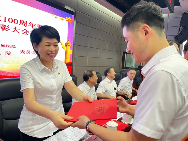 蕪湖市中醫(yī)醫(yī)院召開(kāi)慶祝中國(guó)共產(chǎn)黨成立100周年暨“兩優(yōu)一先”表彰大會(huì)(圖6)