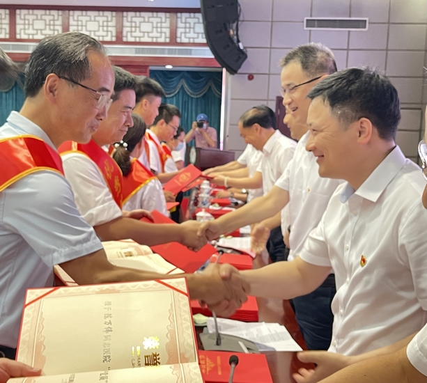 蕪湖市中醫(yī)醫(yī)院召開(kāi)慶祝中國(guó)共產(chǎn)黨成立100周年暨“兩優(yōu)一先”表彰大會(huì)(圖10)