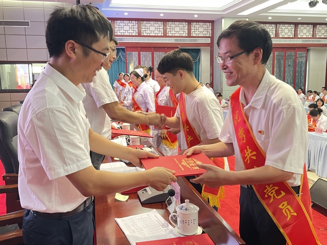 蕪湖市中醫(yī)醫(yī)院召開(kāi)慶祝中國(guó)共產(chǎn)黨成立100周年暨“兩優(yōu)一先”表彰大會(huì)(圖11)