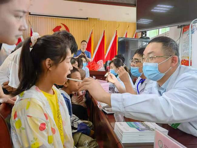 【我為群眾辦實事】關愛兒童守護健康 大型專題義診在行動(圖3)