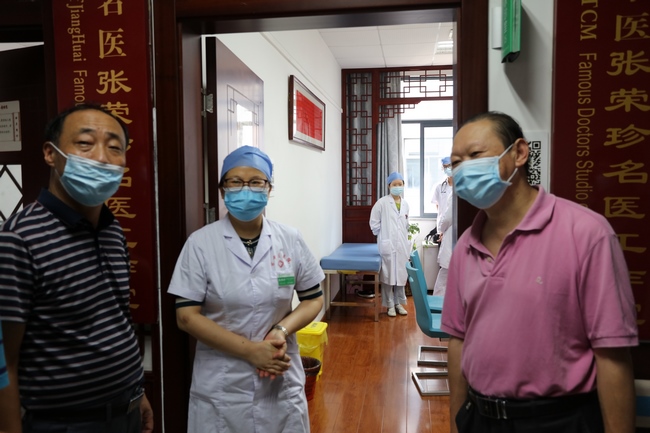 市政協(xié)副主席吳萬春一行來我院進行政協(xié)提案現(xiàn)場督辦(圖2)