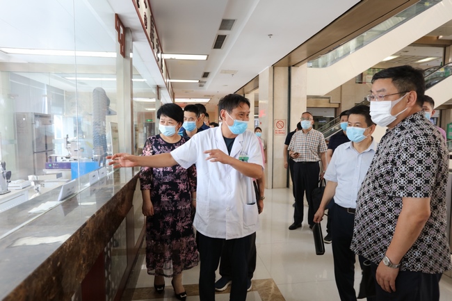 市政協(xié)副主席吳萬春一行來我院進行政協(xié)提案現(xiàn)場督辦(圖3)