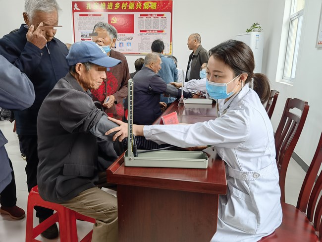 九九重陽節(jié)敬老送健康----市中醫(yī)院、蔡鋪村義診惠百姓 助力鄉(xiāng)村振興(圖2)
