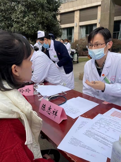 【我為群眾辦實事】“健康呼吸 無與倫比”——世界慢阻肺日健康義診及中醫(yī)藥宣講活動(圖2)