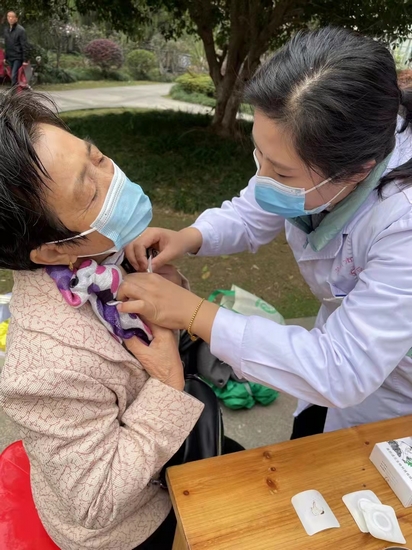 【我為群眾辦實事】“健康呼吸 無與倫比”——世界慢阻肺日健康義診及中醫(yī)藥宣講活動(圖4)