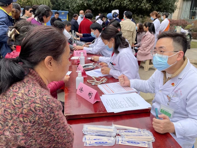 【我為群眾辦實事】“健康呼吸 無與倫比”——世界慢阻肺日健康義診及中醫(yī)藥宣講活動(圖5)