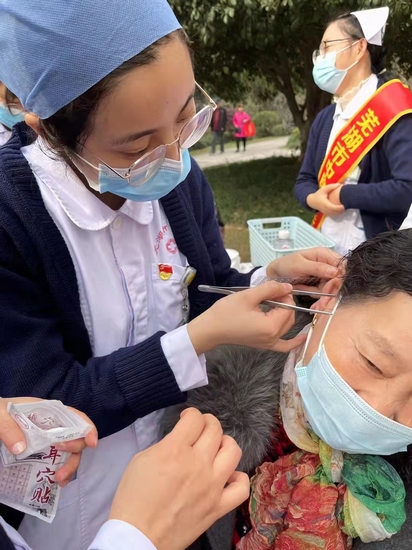 【我為群眾辦實事】“健康呼吸 無與倫比”——世界慢阻肺日健康義診及中醫(yī)藥宣講活動(圖6)