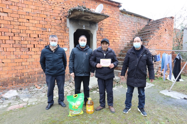 我院赴文明結(jié)對幫扶單位開展慰問活動(圖2)