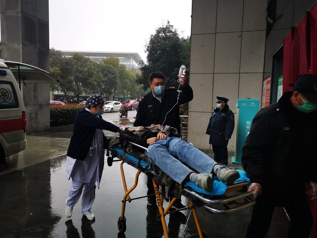 演練為實(shí)戰(zhàn)、急診當(dāng)先鋒 ——我院急診科舉行“群發(fā)傷急救演練”紀(jì)實(shí)(圖1)