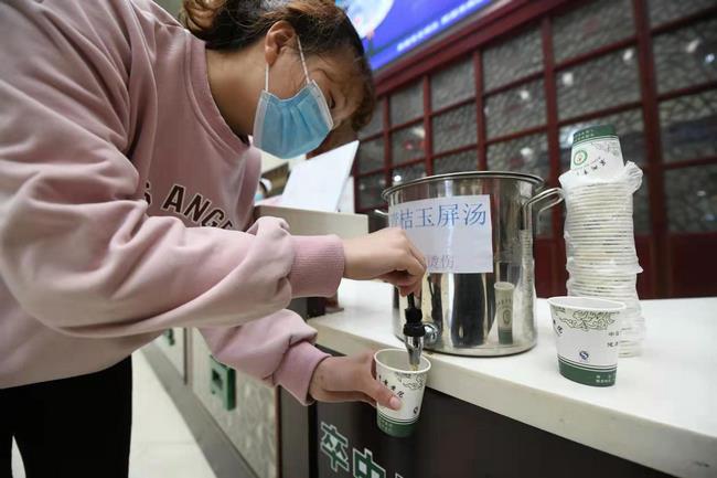 【醫(yī)心抗疫】茶湯清毒 抗疫“有方” 安徽中醫(yī)藥高等?？茖W(xué)校附屬醫(yī)院、蕪湖市中醫(yī)醫(yī)院防控彰顯中醫(yī)力量(圖1)
