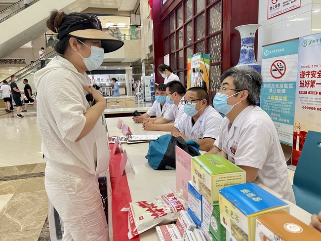 我院開展《中醫(yī)藥法》實(shí)施五周年宣傳義診活動(圖3)