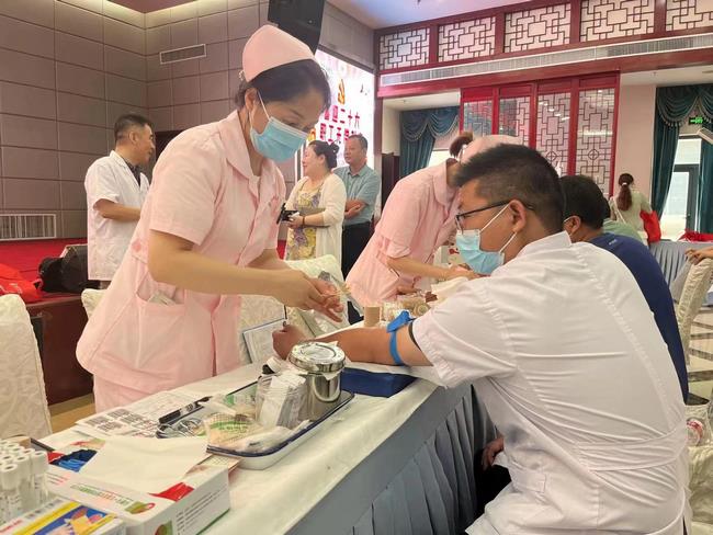 無償獻血作表率 傳遞溫暖踐初心 ——住培支部黨員參加無償獻血活動(圖1)
