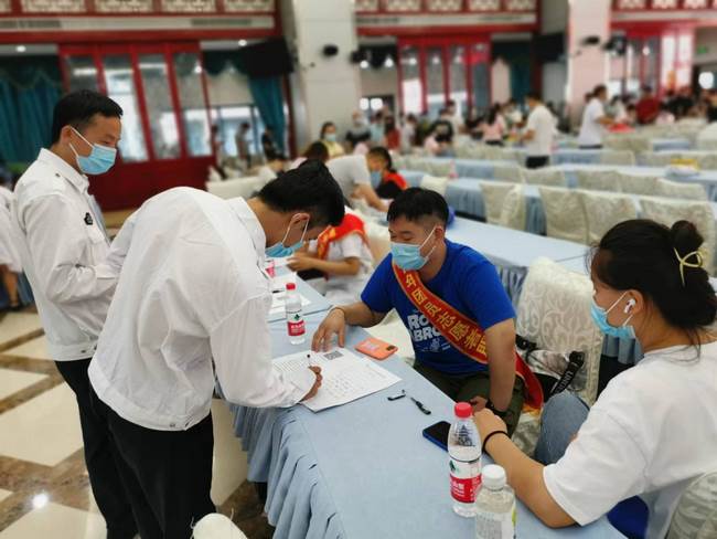 院團委組織青年志愿者參加“院職工無償獻(xiàn)血”活動(圖2)