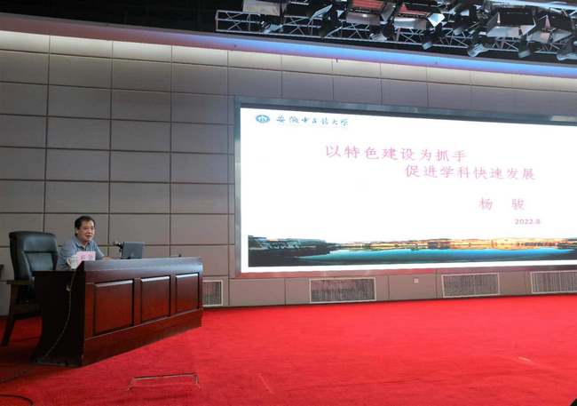 全國(guó)名中醫(yī)楊駿教授再次來我院坐診(圖2)