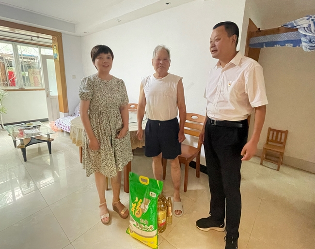 走訪慰問(wèn)貧困戶 “醫(yī)”心“衛(wèi)”民送溫暖(圖1)