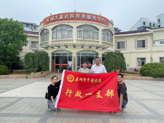 走訪慰問(wèn)貧困戶 “醫(yī)”心“衛(wèi)”民送溫暖(圖2)