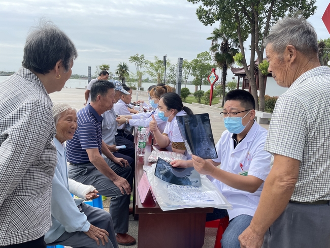 專家義診送真情 健康科普暖民心 ——2022年全國科普日活動(dòng)暨健康巡講“百百千”健康義診活動(dòng)走進(jìn)南陵許鎮(zhèn)(圖2)