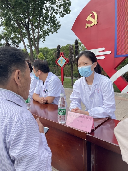 專家義診送真情 健康科普暖民心 ——2022年全國科普日活動(dòng)暨健康巡講“百百千”健康義診活動(dòng)走進(jìn)南陵許鎮(zhèn)(圖3)
