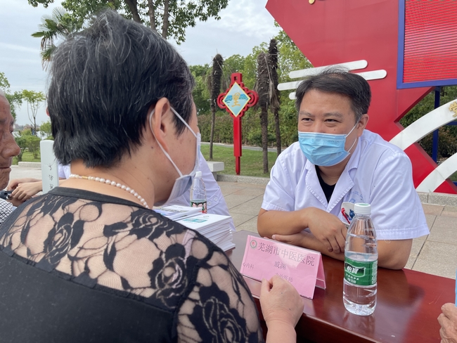 專家義診送真情 健康科普暖民心 ——2022年全國科普日活動(dòng)暨健康巡講“百百千”健康義診活動(dòng)走進(jìn)南陵許鎮(zhèn)(圖4)