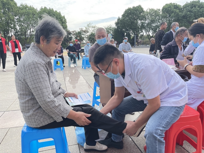 專家義診送真情 健康科普暖民心 ——2022年全國科普日活動(dòng)暨健康巡講“百百千”健康義診活動(dòng)走進(jìn)南陵許鎮(zhèn)(圖6)