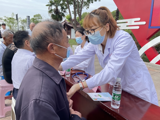 專家義診送真情 健康科普暖民心 ——2022年全國科普日活動(dòng)暨健康巡講“百百千”健康義診活動(dòng)走進(jìn)南陵許鎮(zhèn)(圖7)