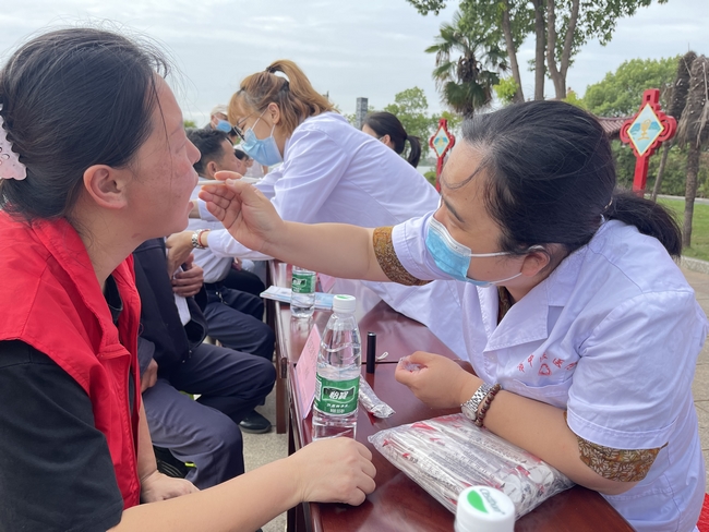 專家義診送真情 健康科普暖民心 ——2022年全國科普日活動(dòng)暨健康巡講“百百千”健康義診活動(dòng)走進(jìn)南陵許鎮(zhèn)(圖8)